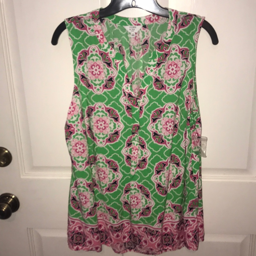 Crown and ivy sleeveless top